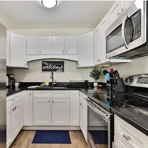 Lovely 2 Bedroom 1 Bathroom Minutes From The Apartment
